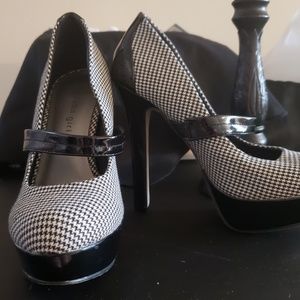 **SOLD**Black and white Madden girl heels